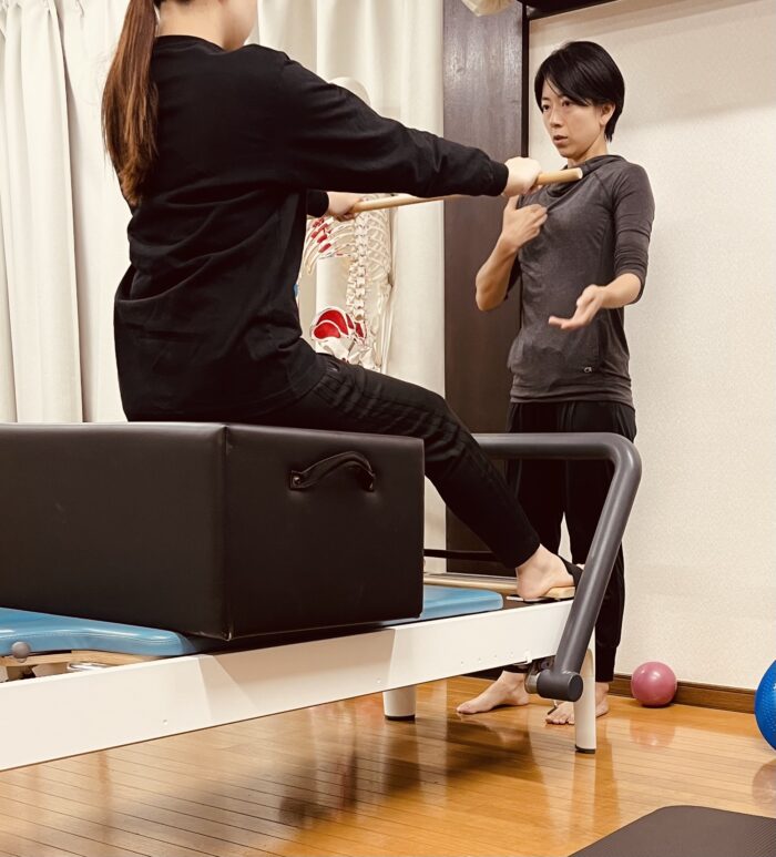 女性インストラクターによる丁寧なマシンピラティス指導